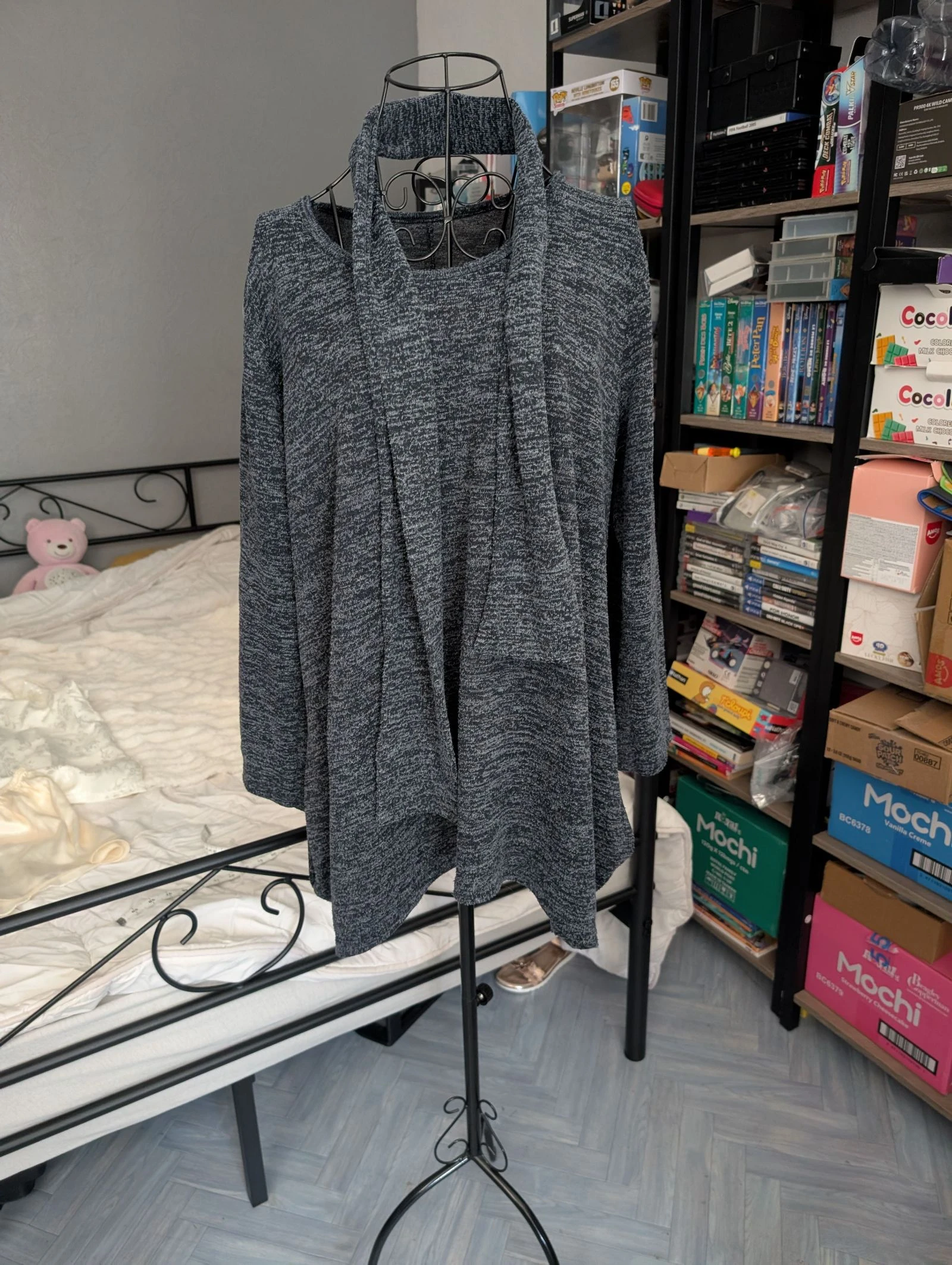 Superbe Pull asymétrique gris chiné avec écharpe assortie